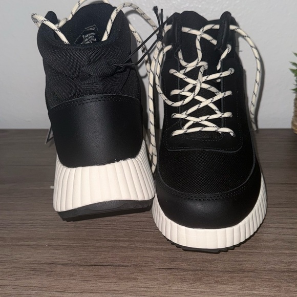 Universal Thread Black and White Sneakers - Picture 4 of 6